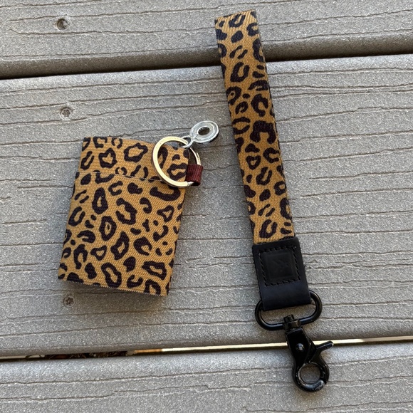 Thread Wallets Keychain Card Wallet and Wristlet Lanyard - Leopard - Picture 2 of 2